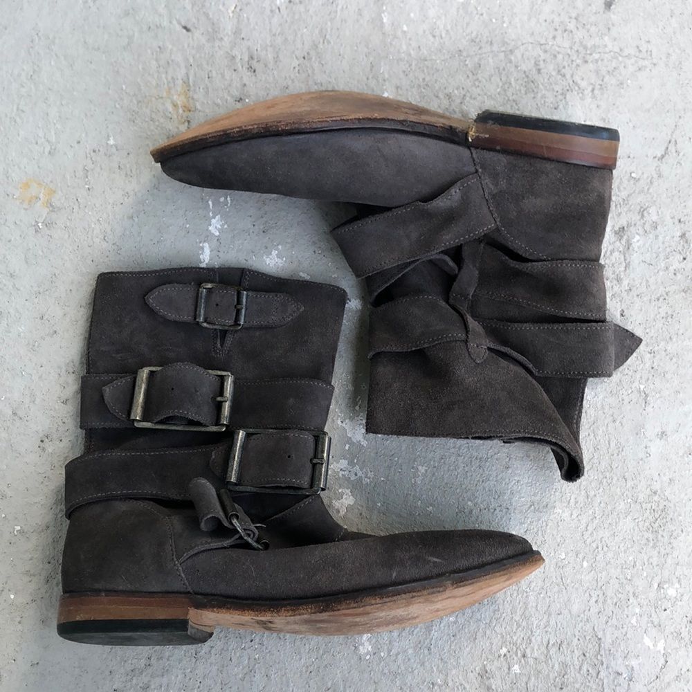FreeโโPeopleโGrayโsuede ankleโboots